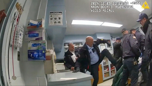 Prosecutor argues New York prison guard’s inaction contributed to inmate’s death