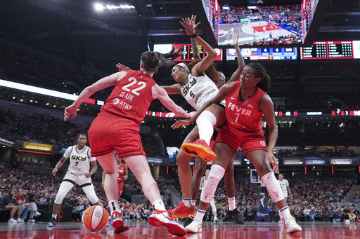 With record crowd watching, Sky get blown out by Fever in first WNBA game at United Center