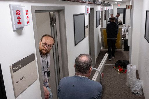 Journalists turn in access badges, exit Pentagon rather than agree to new reporting rules