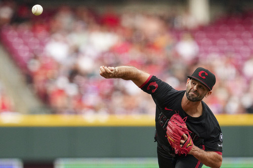Padres pinch-hitter Díaz doubles in 9th inning to spoil no-hit bid by Reds RHP Nick Martinez