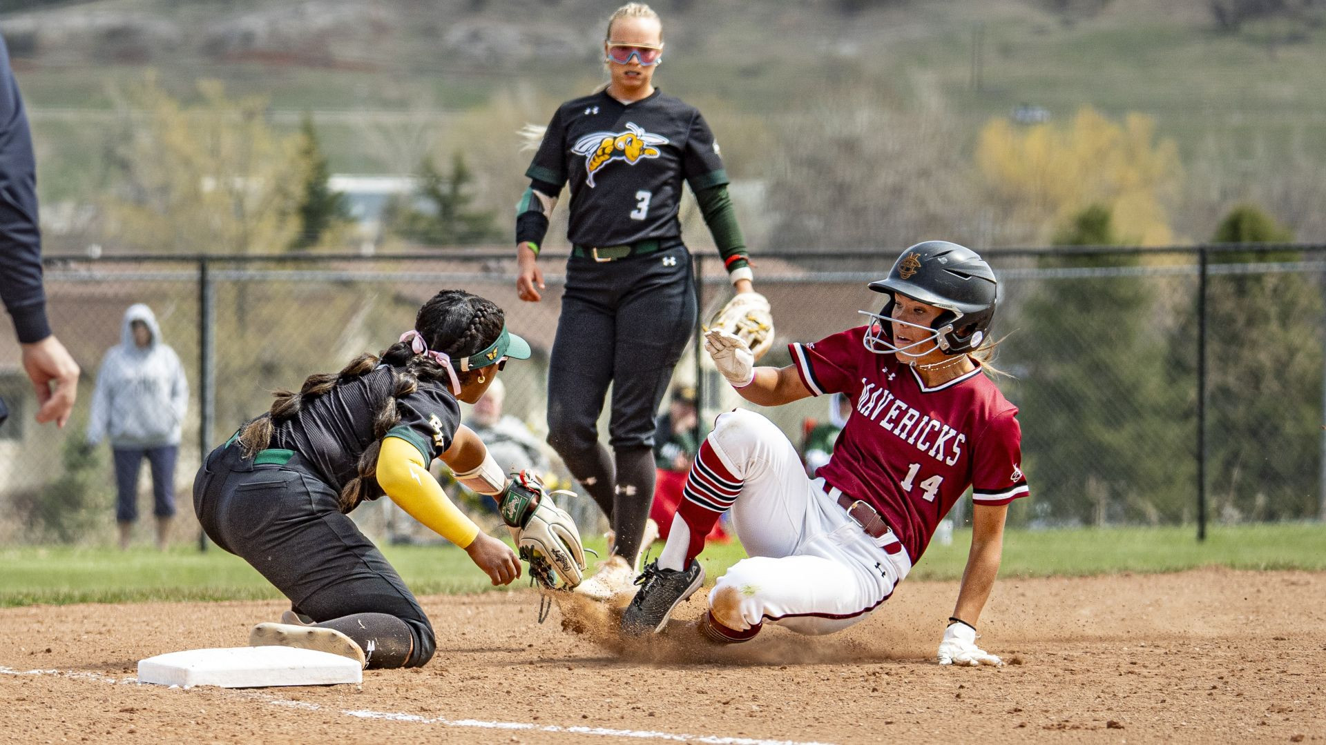 Yellow Jacket Softball Fall to Mavericks in Final Regular Season Doubleheader