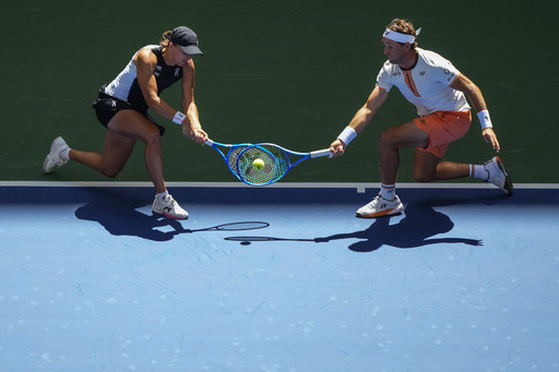 New US Open mixed doubles tournament begins and 4 teams are already halfway to the $1 million prize