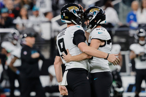 Trevor Lawrence scores in OT and Jags’ DaVon Hamilton denies Raiders’ 2-point try for 30-29 win