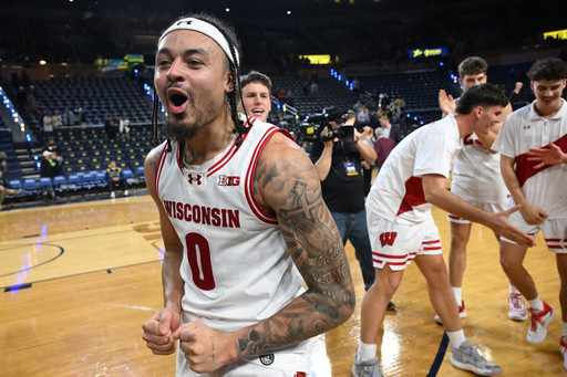 Wisconsin beats No. 2 Michigan 91-88 to give Wolverines their 1st loss of the season