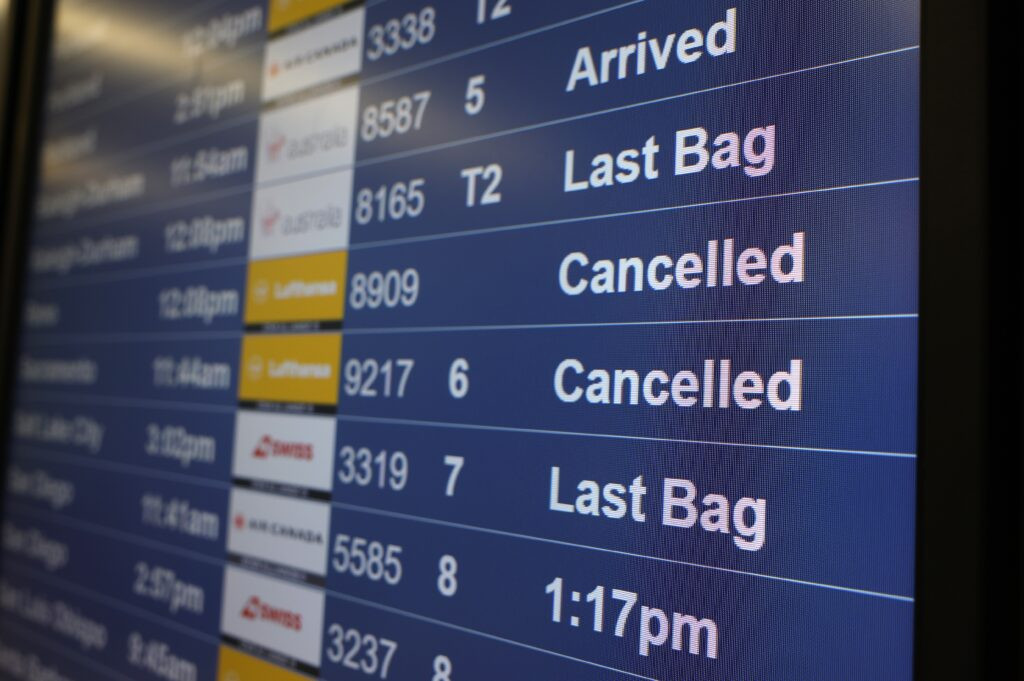 Air travel snarls as cutbacks due to government shutdown begin