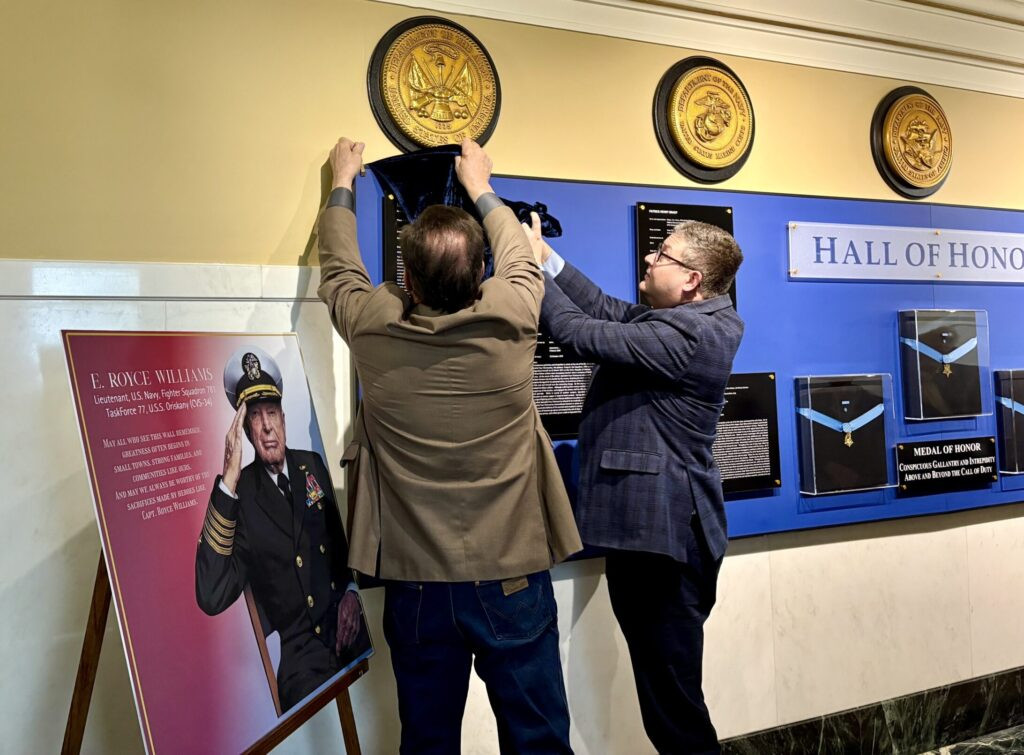 Plaque unveiled at South Dakota Capitol for 100-year-old Medal of Honor recipient