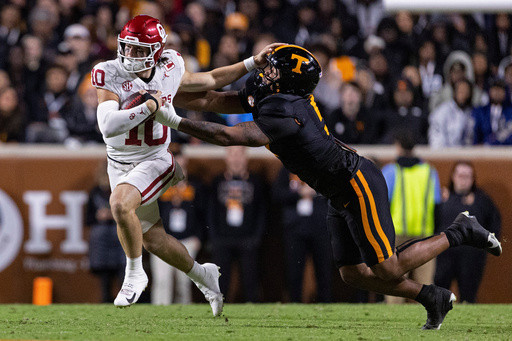 Mateer runs for decisive TD, leads No. 18 Oklahoma over No. 14 Tennessee 33-27