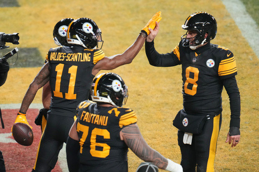 Aaron Rodgers and Steelers freeze out Dolphins, stay atop AFC North with 28-15 win