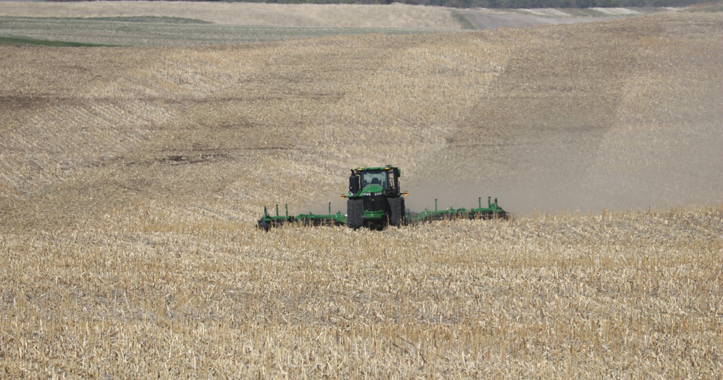 Driverless tractor tested in North Dakota field