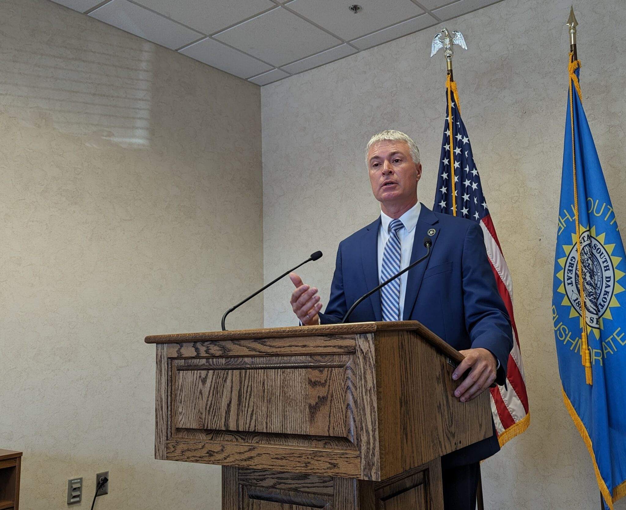 Jackley unveils legislation to address state employee crimes