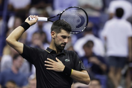 Novak Djokovic shakes off a back problem and reaches the 4th round of the US Open at 38