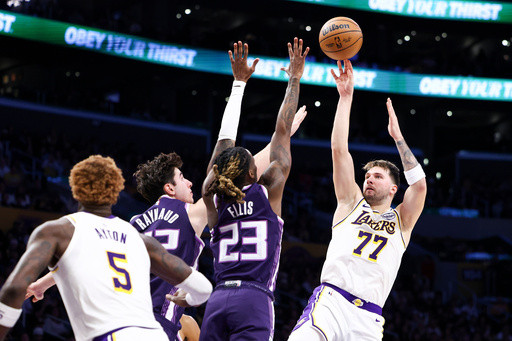 Luka Doncic and LeBron James combine for 68 points, Lakers end skid with 125-101 win over Kings