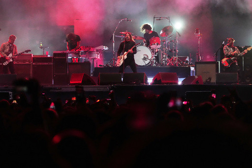 Foo Fighters bring their stadium show to a modest NYC venue. Inside the exclusive, surprise concert