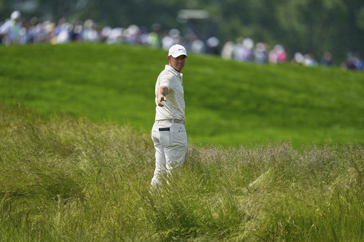 Slumping Rory McIlroy fails to take advantage of a bright start at Oakmont, shoots 74 in first round