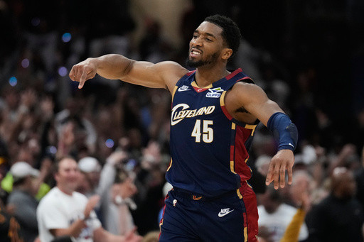 From 4 points to tying a playoff record with a 39-point half, Donovan Mitchell flips Game 4 for Cavs
