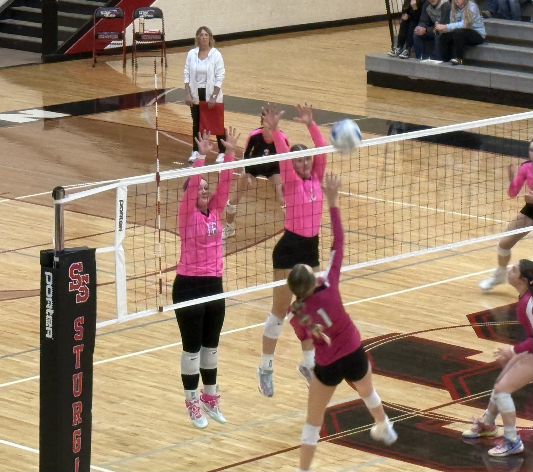 Scooper Volleyballers Sweep Golddiggers
