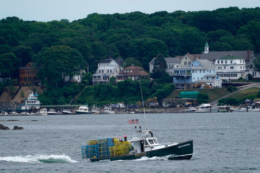 Lobster boats must keep using tracking devices for government observation, court rules