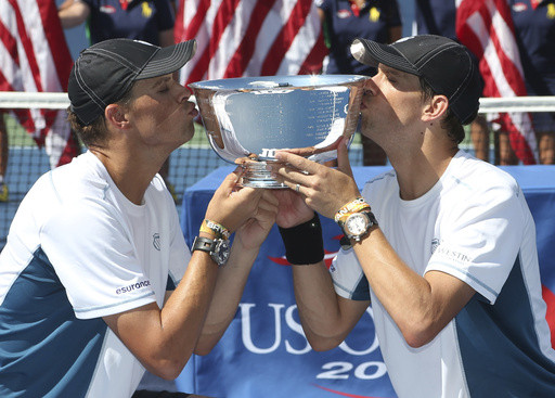 Maria Sharapova and Bryan Brothers enter tennis hall, with surprise appearance by Serena Williams