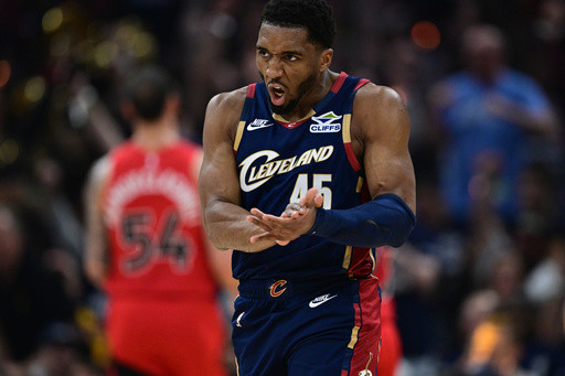 Mitchell scores 32 as Cavaliers defeat Raptors 126-113 in Game 1 of East first-round series