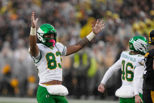 No. 6 Oregon escapes with 18-16 win over Iowa on Sappington’s field goal with 3 seconds left