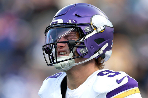 J.J. McCarthy leaves the Vikings’ game at the Giants with a right hand injury