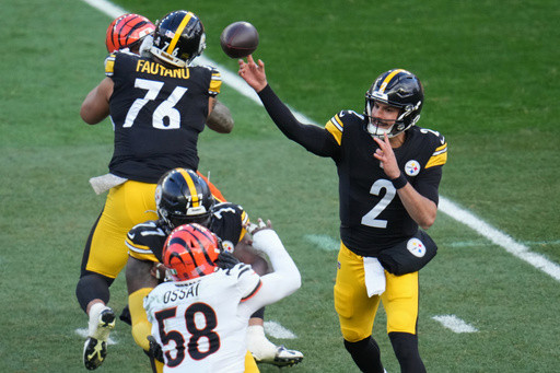 Steelers QB Aaron Rodgers and his broken wrist could still play against the Bears