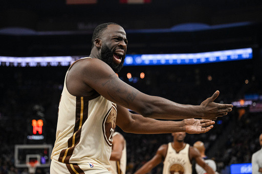 Draymond Green, Steve Kerr have heated exchange in huddle during timeout before Green leaves court