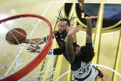 Knicks win NBA Cup after rallying to beat Spurs 124-113
