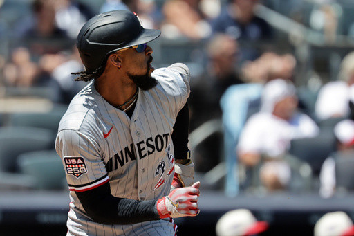 Twins center fielder Byron Buxton leaves game against Yankees with a hip injury