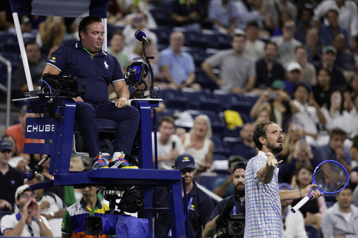 Medvedev taunts booing crowd, rips chair ump during wild US Open meltdown