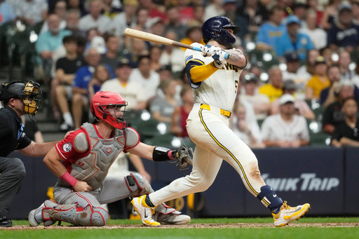 Mitchell triples in the go-ahead run in the 7th in the Brewers’ 4-2 win over the Reds