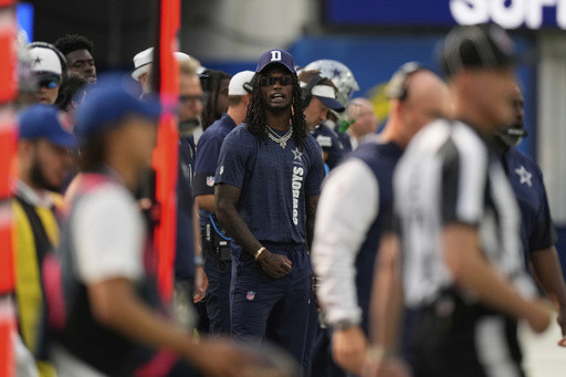 CeeDee Lamb takes big hit from sprinting official while WR is in street clothes on the sideline