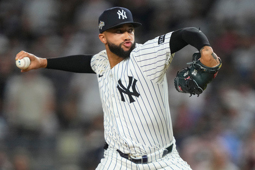 Mets agree to contract with free agent reliever Devin Williams, AP source says