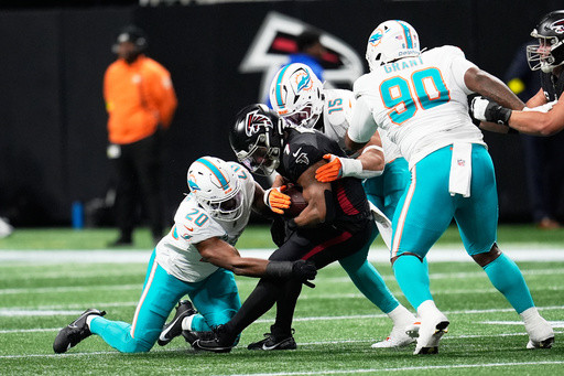 Miami Dolphins trade edge rusher Jaelan Phillips to Philadelphia Eagles, AP source says