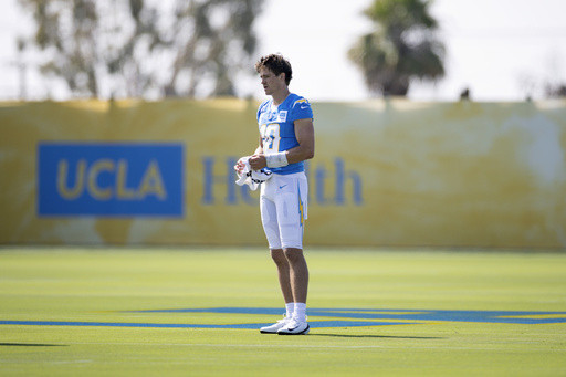 Justin Herbert surprises teammates with red-tinted contact lenses at Chargers camp