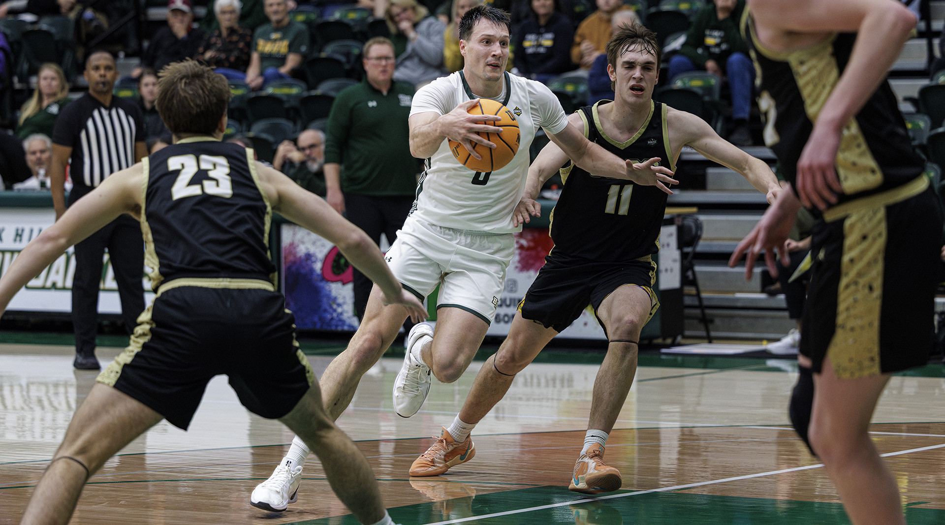 BHSU Basketball – Men Fend Off Mountain Lions Late Rally