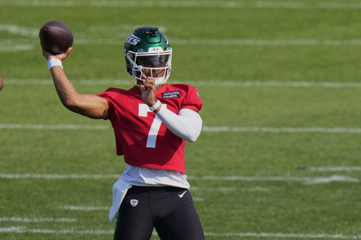 Jets quarterback Justin Fields dislocates toe, team evaluating injury day-to-day