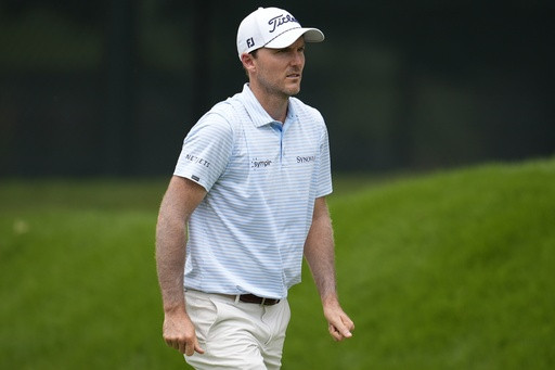 Russell Henley birdies last 3 holes for a 61 to lead Tour Championship over Scheffler