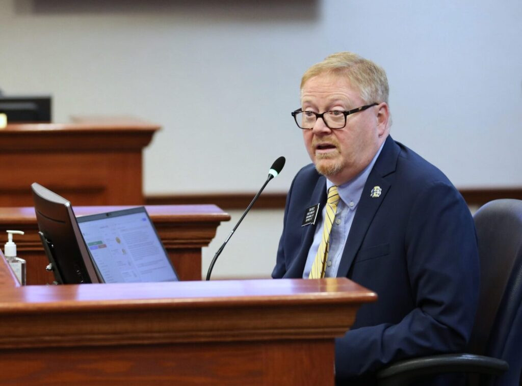 Committee supports longer wait for state workers turning big contracts into private-sector jobs