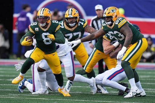 Packers running back Josh Jacobs leaves win against Giants with a knee injury
