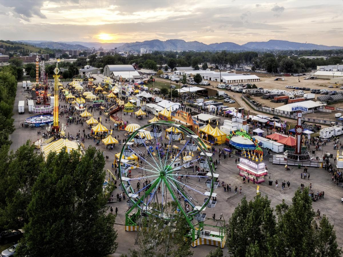Jo Dee Messina Brings Heads Carolina, Tails California to the Central States Fair