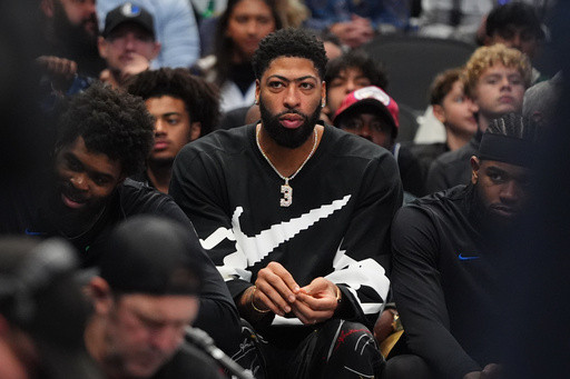 Mavs’ Anthony Davis gets cheers and another loss in his return to LA after a 14-game injury absence