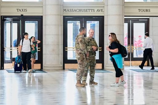 Signaling collaboration, DC mayor orders emergency operations center kept open to work with feds