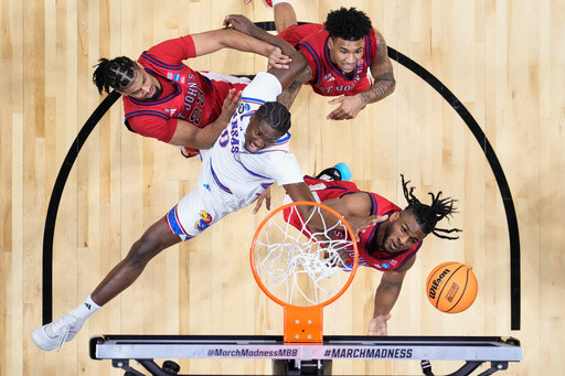 Dylan Darling hits driving layup at buzzer, St. John’s beats Kansas 67-65 in March Madness thriller