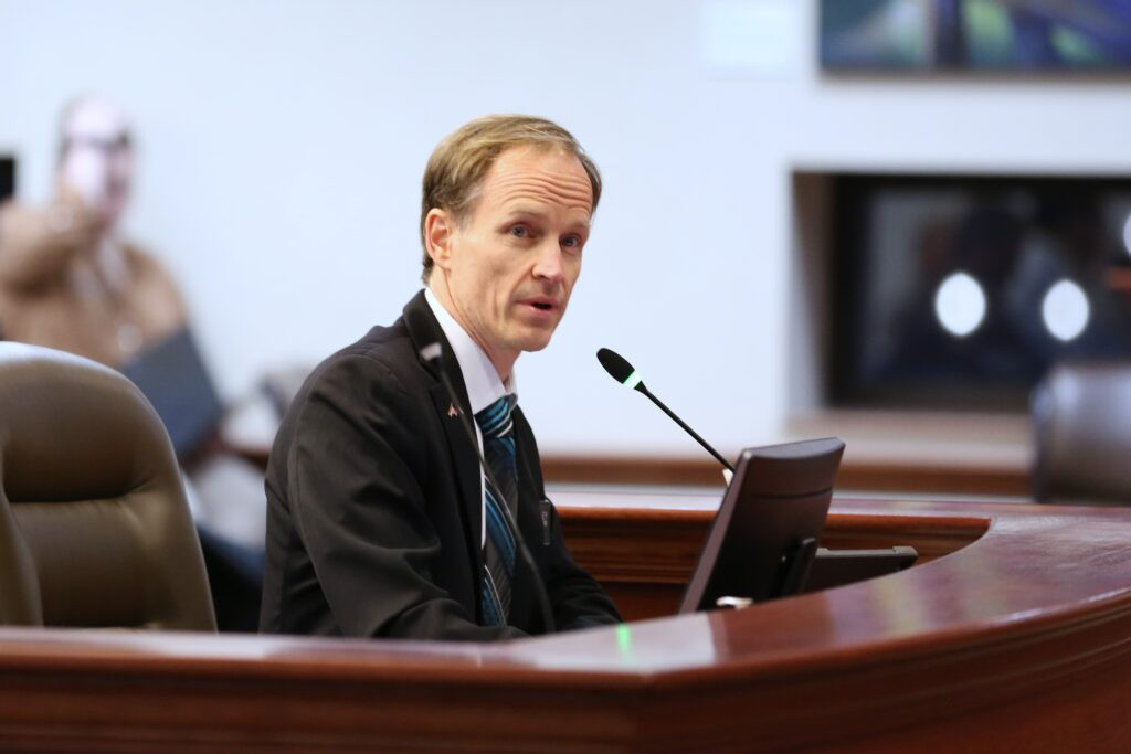 Panel sends bills to ban kratom and hemp-derived consumables to Senate floor