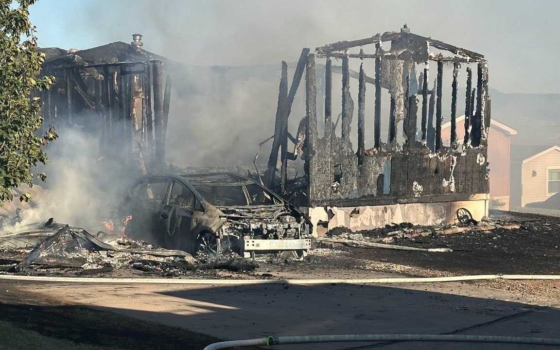 Fire destroys two mobile homes, vehicle Thursday