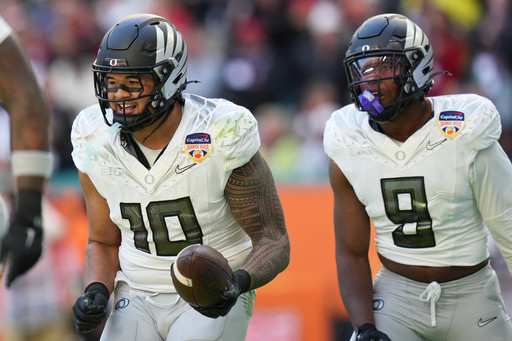 Oregon advances to semifinals, where it looks for offense and defense to click on same day