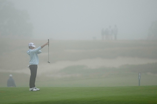 US Open off to a slow and foggy start at Shinnecock Hills