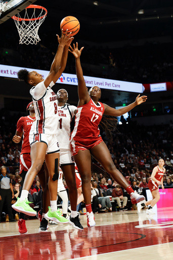 Edwards leads way with 25 as No. 3 South Carolina wins 24th straight game over Alabama