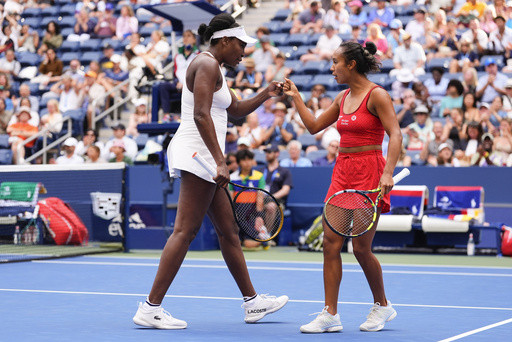 Venus Williams wins a US Open women’s doubles match for the 1st time since 2014 — without Serena